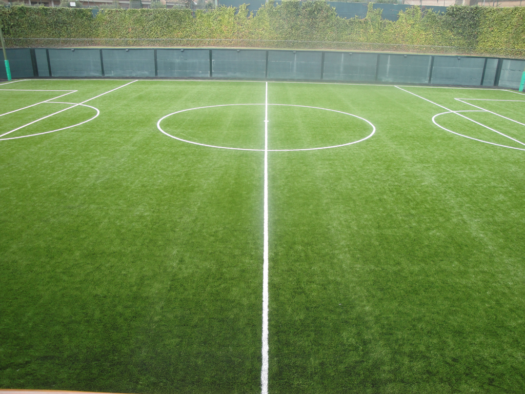 instalación de campos de fútbol de césped artificial, además de mantenimiento con maquinaria